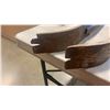 Image 6 : 2 METAL PRY BARS AND SLEDGEHAMMER