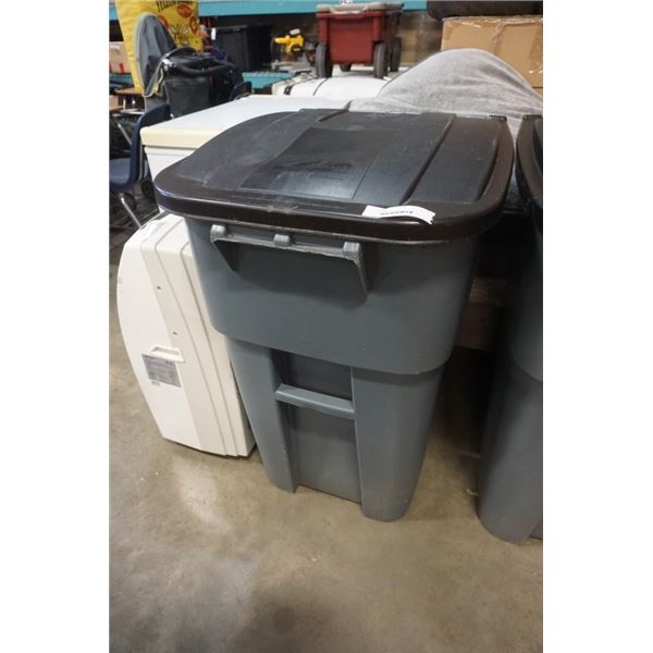 70 GALLON RUBBERMAID FLIP TOP GARBAGE CONTAINER