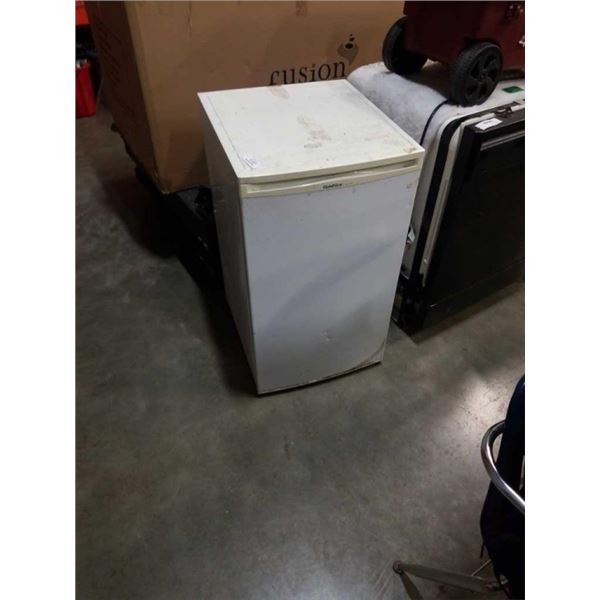WHITE GOLDSTAR BAR FRIDGE WORKING