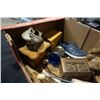 Image 3 : BOX OF VINTAGE COLLECTIBLES