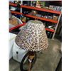 Image 3 : GIRAFFE FLOOR LAMP WITH LEOPARD PRINT SHADE