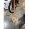 Image 4 : GIRAFFE FLOOR LAMP WITH LEOPARD PRINT SHADE