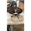 Image 2 : DECORATIVE METAL BIRD BATH AND METAL FLOWER PAINTED STAND