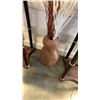 Image 3 : 2 VASES, DECORATIVE STICKS AND STRING INSTRUMENTS