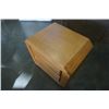 Image 7 : OAK 9 DRAWER DRESSER AND 2 DRAWER NIGHTSTAND