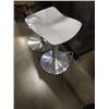 Image 2 : 2 BAR STOOLS