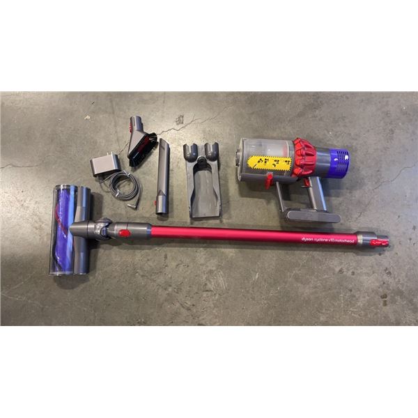 DYSON V10 MOTORHEAD CORDLESS VACUUM W/ ACCESSORIES AND CHARGER RETAIL $599 - TESTED AND WORKING