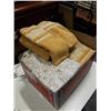 Image 2 : BOX OF AS NEW BATH TOWELS AND TOWEL HANGER