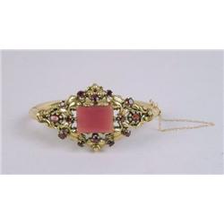 A 14K YELLOW GOLD, GARNET AND CARNELIAN HINGED BANGLE BRACELET