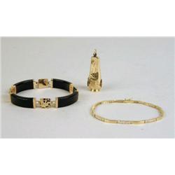 A 14K YELLOW GOLD AND ONYX LINK BRACELET