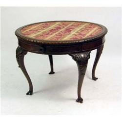 A VICTORIAN WALNUT CIRCULAR TABLE