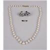 Image 1 : A GRADUATED STRAND PEARL NECKLACE