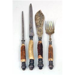 A GROUP OF FOUR SILVER-MOUNTED HORN HANDLED SERVING FLATWARE ITEMS
