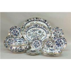 A LARGE LATE 19TH CENTURY SET OF MEISSEN BLUE ONION WITH GILT AND RED TRIM DINNERWARE