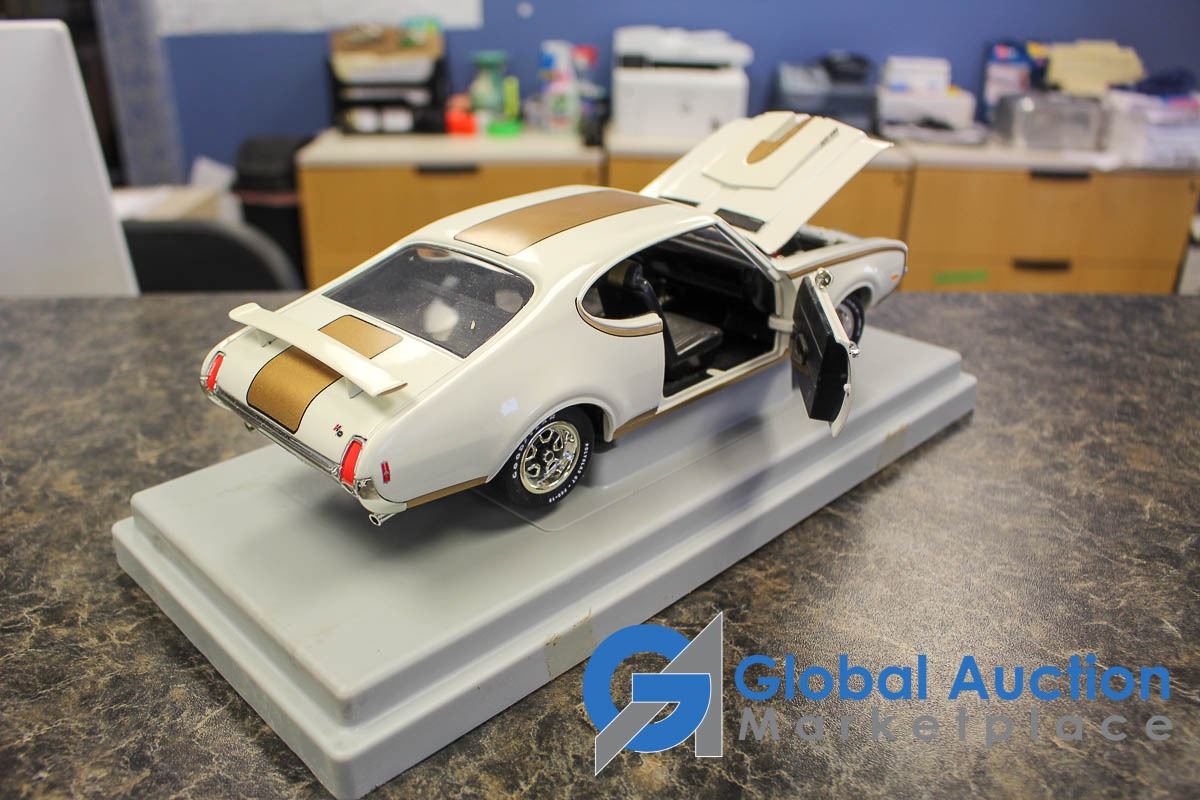 1969 Hurst Olds à l'échelle 1/18 Die cast par Ertl- American