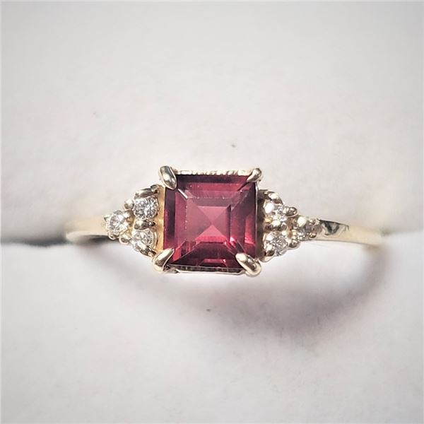 Certified 10K  Garnet (0.8ct) Diamond(0.04ct) Ring