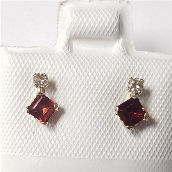 $250 10K  Garnet (0.4ct) Diamond(0.06ct) Earrings