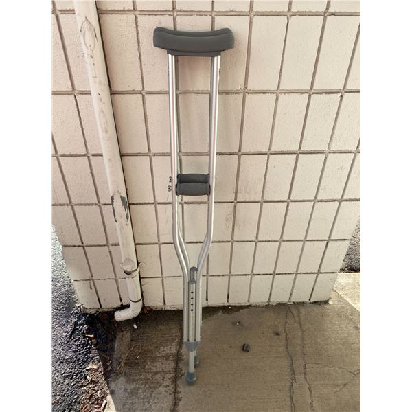 Adjustable crutches