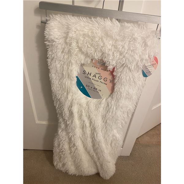 Shaggy altar plush throw
