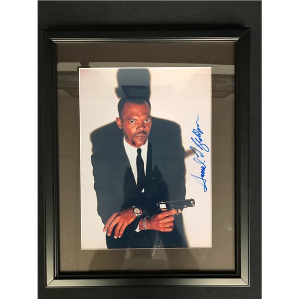 SAMUEL L JACKSON SIGNED AND FRAMED 8 X 10 (RA COA)