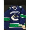 Image 3 : ROBERTO LUONGO SIGNED CANUCKS JERSEY