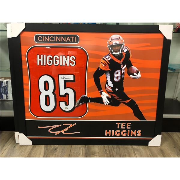 TEE HIGGINS SIGNED CUSTOM FRAMED BENGALS JERSEY ( SPORTS CARD EDITION ) BECKETT COA