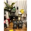 Image 1 : Table Lot of Misc Home Décor Items incl Vases, Picture Frames, Artifical Plants, fans and lamp bas