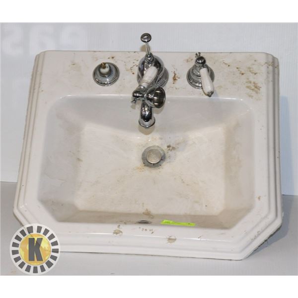 SINK WITH TAPS, ONE HANDLE NEEDS TO BE TIGHTENED