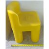 Image 2 : 2 yellow kids chairs