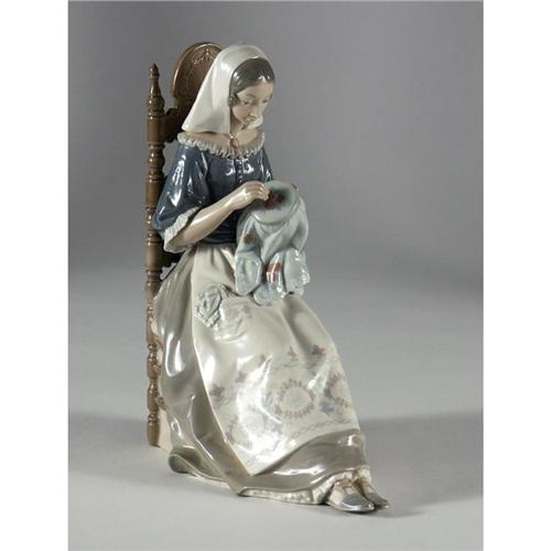 LLADRO WOMAN SEWING porcelain