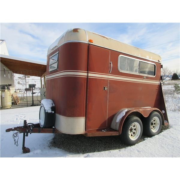 1987 Arndt Trailer MFG 2 Horse Trailer- Divider- Rear Bars- Front Padded Bumpers- Spare Tire- Slidin