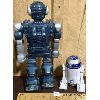 Image 2 : LOT OF 2 - PLASTIC ROBOTIC TOYS - R2D2 AND 1996 LARGE ROBOT