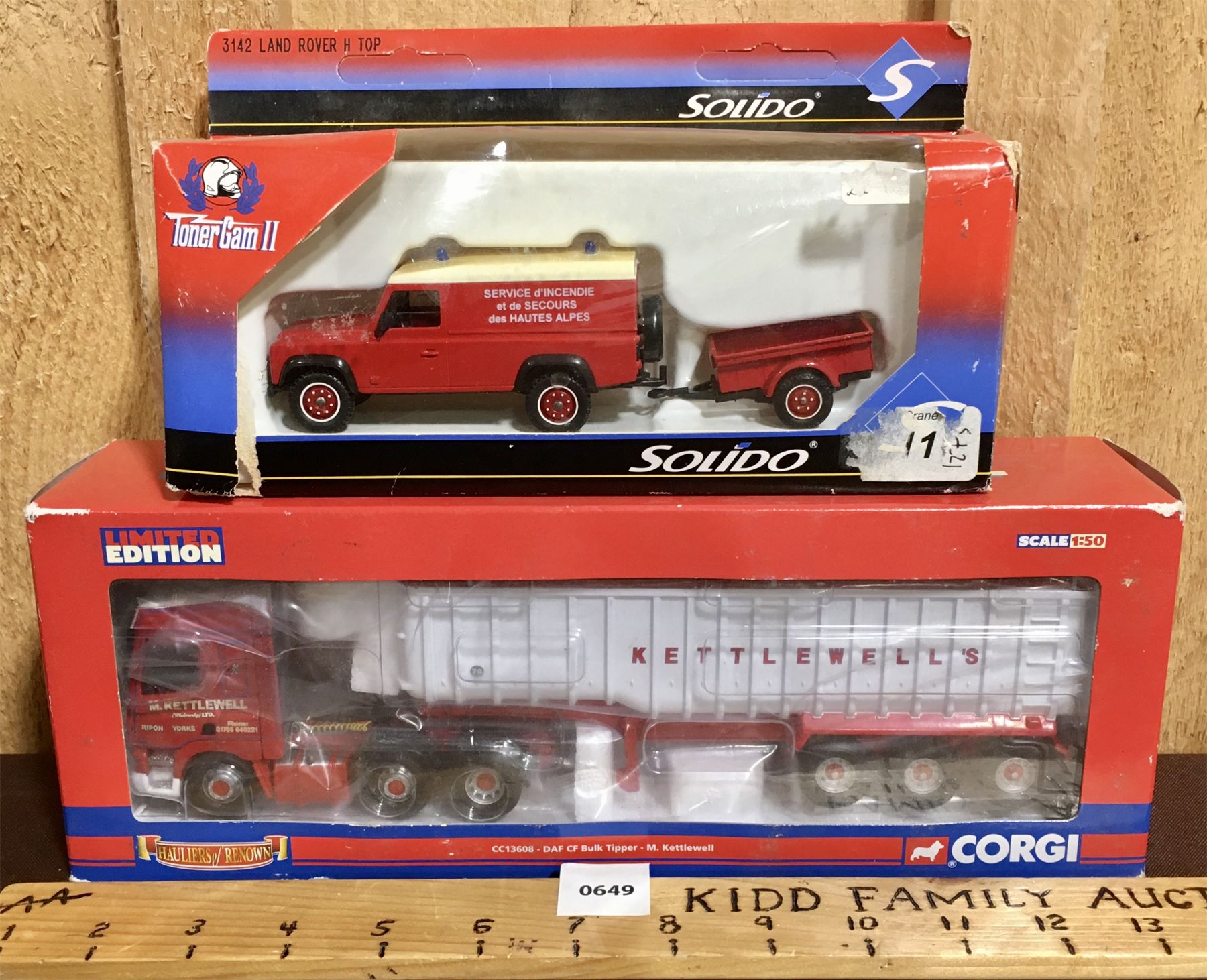 LOT OF 2 - SOLIDO LAND ROVER AND CORGI 1:50 SCALE KETTLEWELL'S TRANSPORT