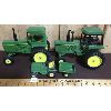 Image 2 : LOT OF 3 - JOHN DEERE 1/16 SCALE TRACTORS 4030 & 4440 & LAWN TRACTOR
