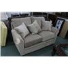 Image 1 : Modern La-Z-boy love seat with throw pillows