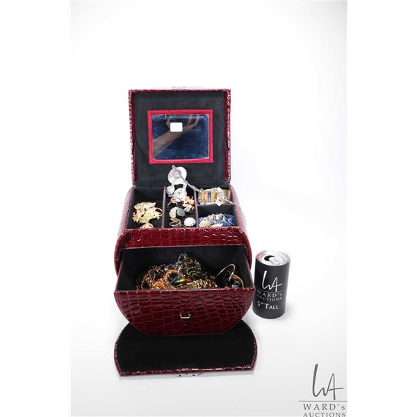 Ladies traveling jewel case and contents including a selection of costume jewellery: earrings, neckl