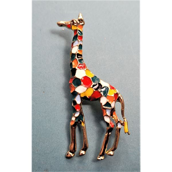 17)  MULTI COLORED ENAMEL GIRAFFE BROOCH.