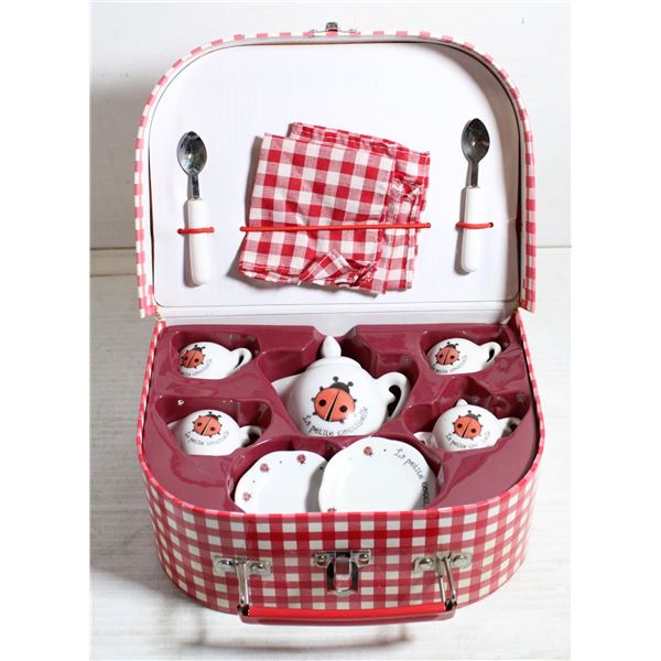 VINTAGE MINI PICNIC SET IN TIN