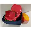 Image 1 : FLOWER SHAPED 6PC SERVING SET WITH LIDS