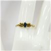 Image 2 : GOLD TONE RING W/ BLUE ACCENT STONE - SIZE 8.5