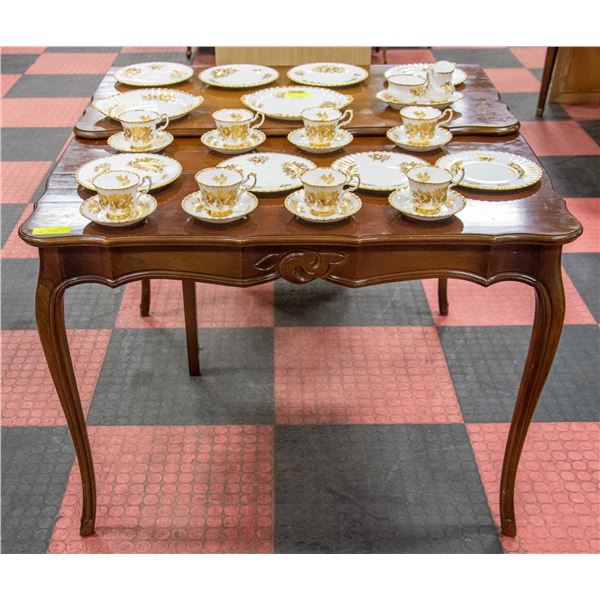 ANTIQUE GATELEG TABLE WITH EXTRA LEGS.