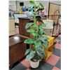 Image 1 : ARTIFICIAL PLANT.