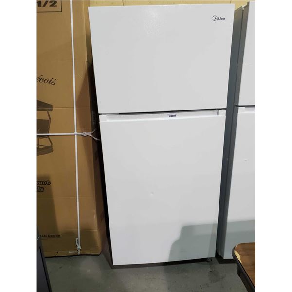 *NEW* Mieda 18-Cu ft Top Freezer Refrigerator (White)  66.6Tx29.5Wx30.9D  **SMALL DENT ON FRIDGE DOO
