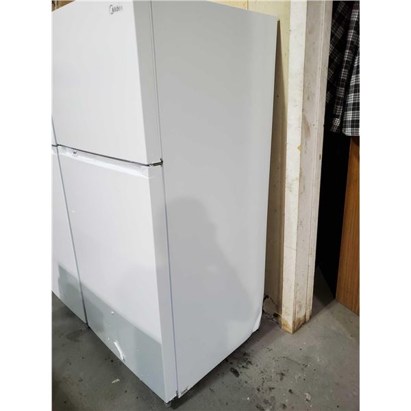 *NEW* Mieda 18-Cu ft Top Freezer Refrigerator (White) 66.6Tx29.5Wx30.9D ** DENT ON REAR RIGHT CORNER