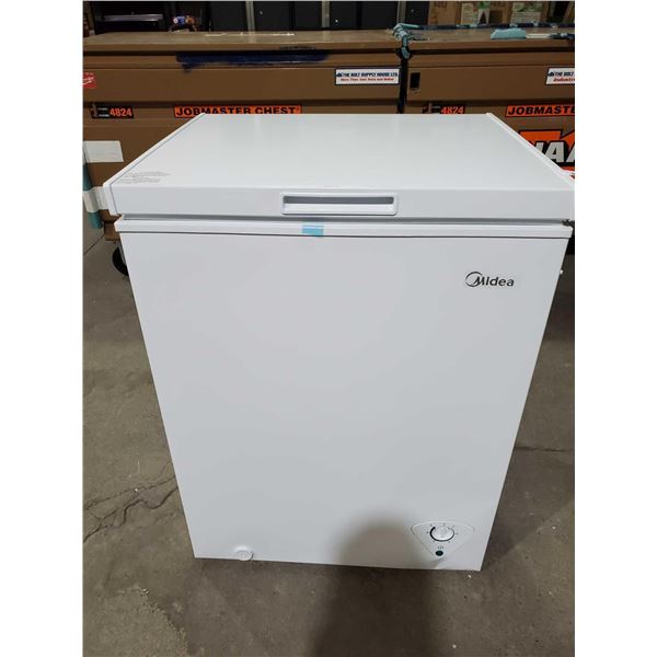 *NEW* Midea 5.0 Cu/ft Chest Freezer 115 V - White - 34Tx25Wx21D **DAMAGE TO BOTTOM RIGHT REAR CORNER