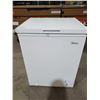 Image 1 : *NEW* Midea 5.0 Cu/ft Chest Freezer 115 V - White - 34Tx25Wx21D **DAMAGE TO BOTTOM RIGHT REAR CORNER