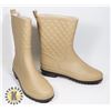 Image 1 : WOMENS TAN RUBBER BOOTS SIZE 36 US 6/ SMALL
