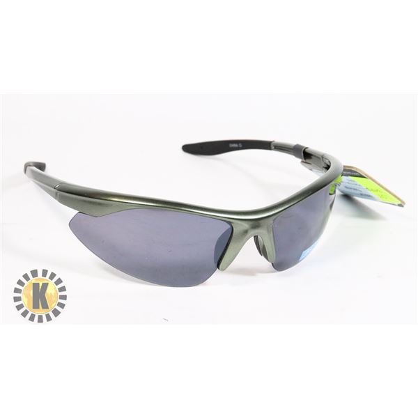 PAIR OF FOSTER GRANT SUNGLASSES