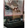 Image 2 : Framed Gordie  Howe Autograph Collectors Set