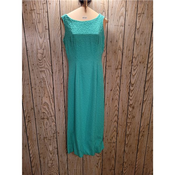 Women's Formal Dress (Size Appears To Be Medium)